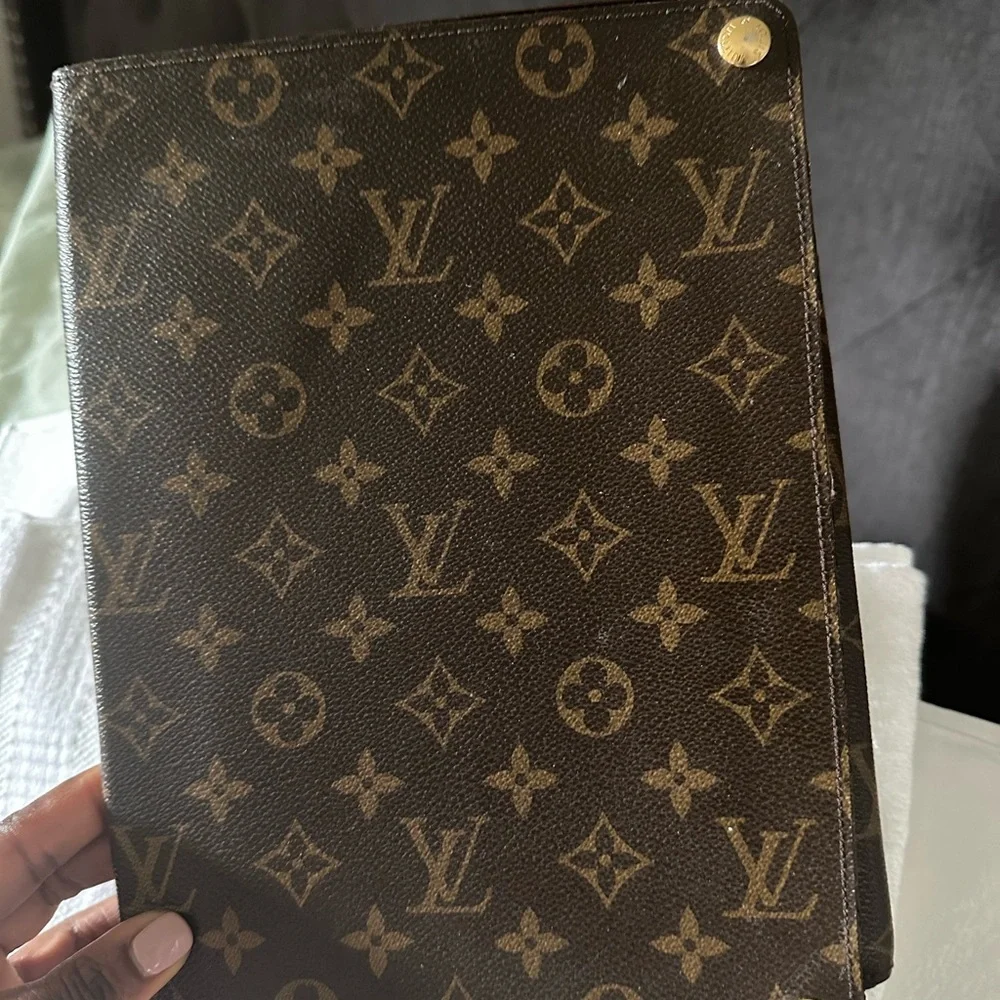 Louis Vuitton apple table case, in very good condition!!